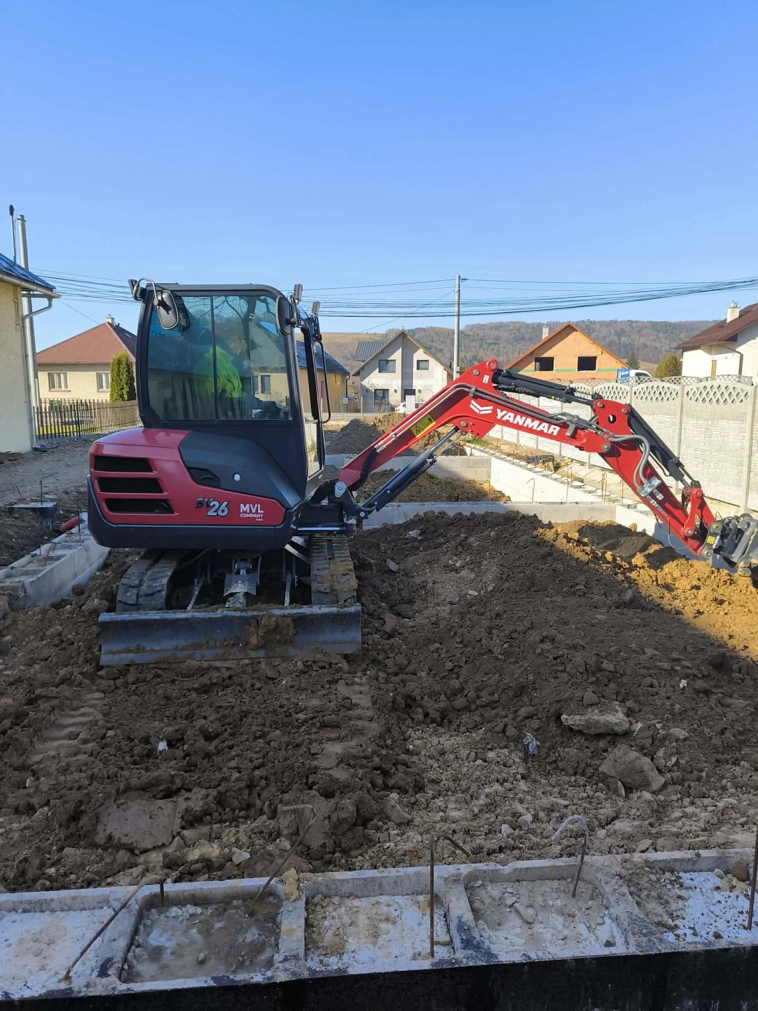 Mini bager pri výkope základov domu v Prešove